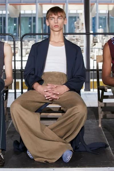 Look 10